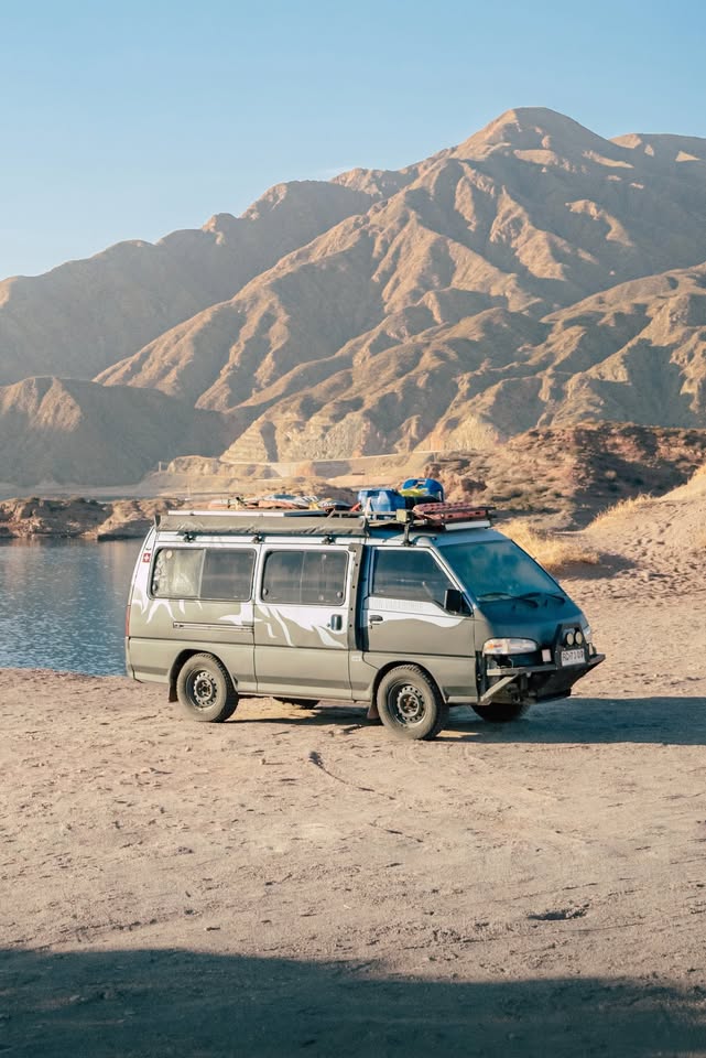 Atom Van mountain view